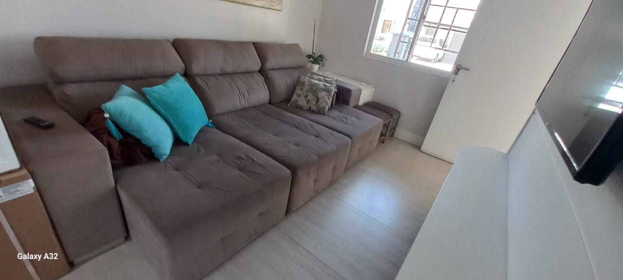 Sofá marrom com almofadas antes
